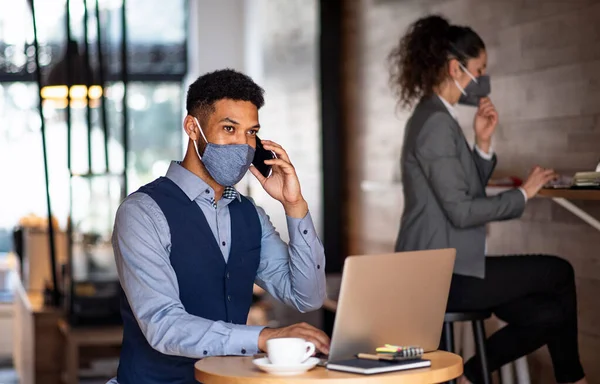 Business people with laptop working in cafe, small business, coronavirus and new normal concept. — Stock Photo, Image