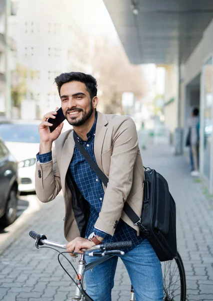 Ung affärsman pendlare med cykel och smartphone kommer att arbeta utomhus i staden. — Stockfoto