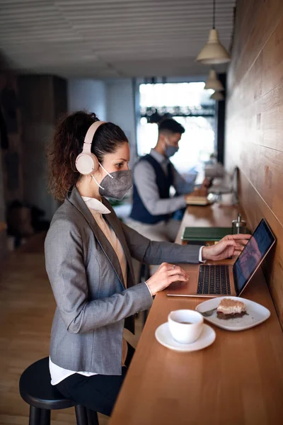 Biznesmeni z laptopem pracujący w kawiarni, małym biznesie, koronawirusie i nowej, normalnej koncepcji. — Zdjęcie stockowe