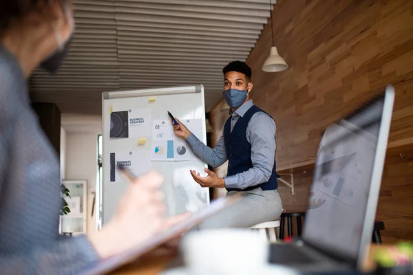 Geschäftsleute präsentieren sich im Café, Freiberufler und Coronavirus-Konzept. — Stockfoto