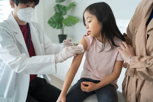 Vacunación de niños pequeños, coronavirus y concepto covid-19. — Foto de Stock