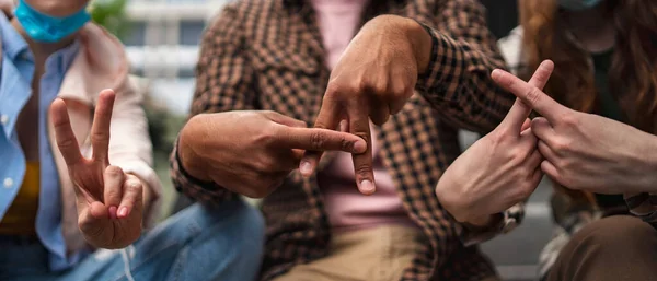 Återförening av vänner utomhus i staden, livet efter covid-19, tillbaka till normal och vaccinationskampanj koncept. — Stockfoto