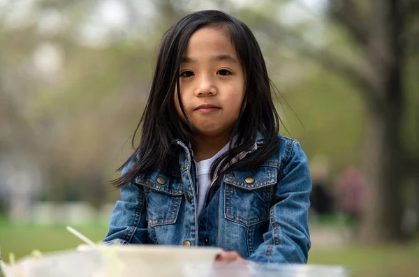 Kleines Kind blickt im Stadtpark in die Kamera, Lerngruppenpädagogik. — Stockfoto