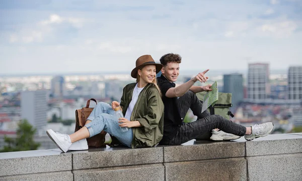 Jovens viajantes casal com mapa na cidade de férias, descanso e planejamento. — Fotografia de Stock