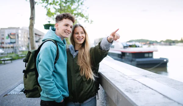 Jovens viajantes felizes casal na cidade de férias, passeios turísticos. — Fotografia de Stock