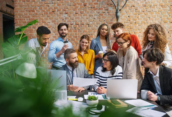 Groep van ondernemers architecten bespreken kwesties binnenshuis in kantoor, werken aan project. — Stockfoto