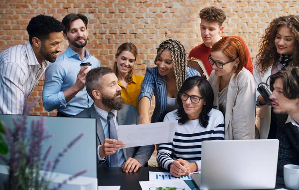 Groep ondernemers discussieert over kwesties binnen kantoor, werkt aan project. — Stockfoto