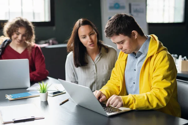 Downs syndrom man deltar i utbildning klass i samhället centrum, inklusivitet av funktionshindrade person. — Stockfoto