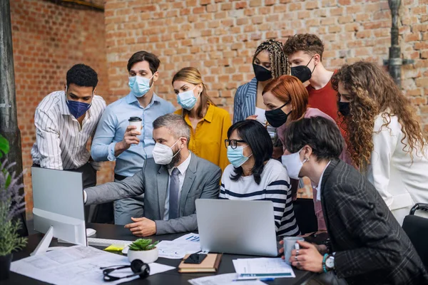 Grupo de arquitetos empreendedores discutindo questões dentro de casa no escritório, novo normal após covid-19 conceito. — Fotografia de Stock