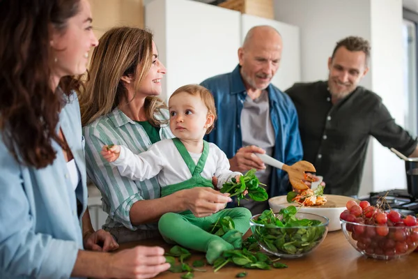 家中快乐的多代家庭在室内准备蔬菜沙拉. — 图库照片