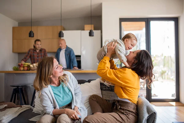 Щаслива сім'я багатоповерхівки з маленькою дитиною вдома, відвідування концепції . — стокове фото