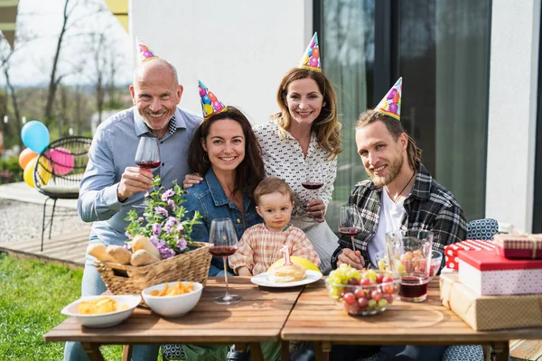 Feliz família multigeração ao ar livre no jardim em casa, festa de aniversário. — Fotografia de Stock