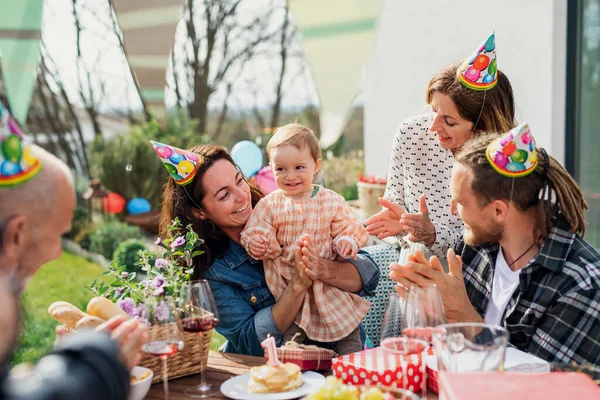 Szczęśliwa wielopokoleniowa rodzina na świeżym powietrzu w ogrodzie w domu, urodziny uroczystości. — Zdjęcie stockowe