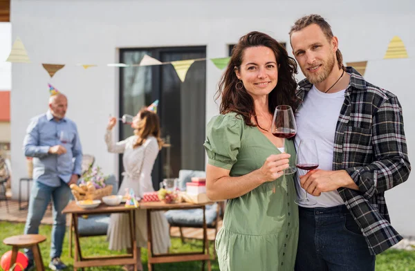 야외 정원에 와인을 가지고 있는 젊은 부부, 생일 축하 파티. — 스톡 사진