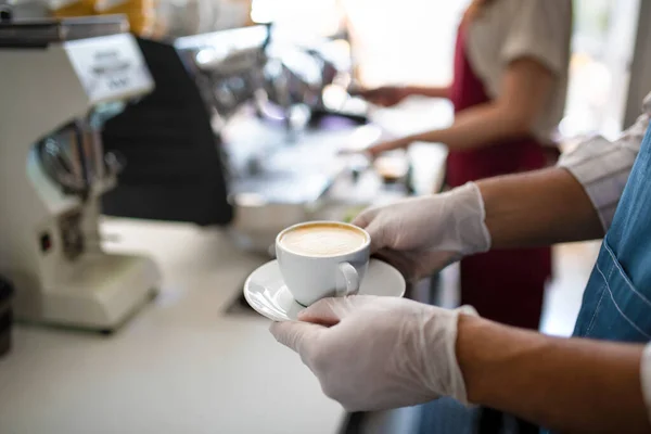 喫茶店でコーヒーを提供する閉塞ウェイター,中小企業,コロナウイルスや新しい通常の概念. — ストック写真