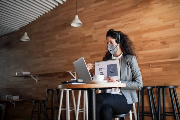 Businesswoman s notebookem pracuje v kavárně, práce na volné noze a video call koncept. — Stock fotografie