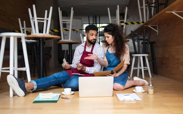 Frustrierte Coffeeshop-Besitzer in geschlossenem Café, Coronavirus und das Ende des Kleinunternehmens. — Stockfoto