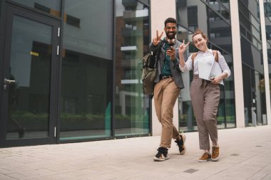 Arkadaşların şehir dışında buluşması, covid-19 aşısından sonraki hayat ve normal konsepte dönmek..