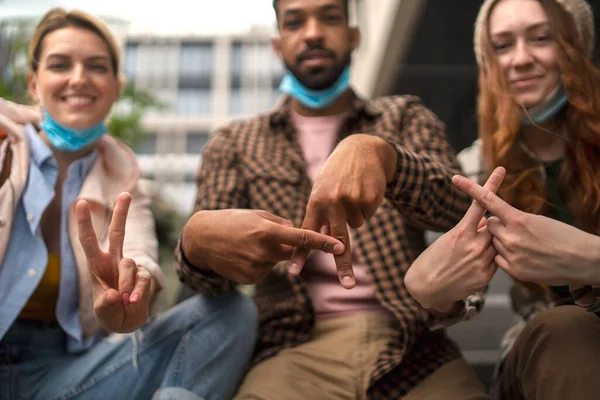 Riunione di amici all'aperto in città, vita dopo covid-19, ritorno alla normalità e concetto di campagna di vaccinazione. — Foto Stock