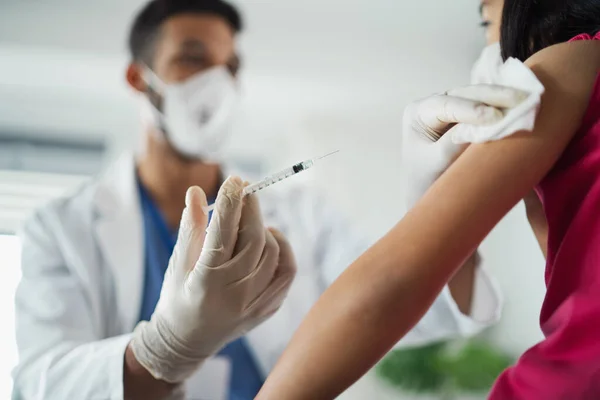 Närbild av vaccinering av små barn, coronavirus och covid-19 konceptet. — Stockfoto