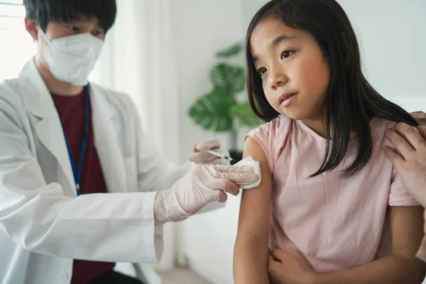 Vaccinazione del bambino piccolo, coronavirus e covid-19 concetto. — Foto Stock