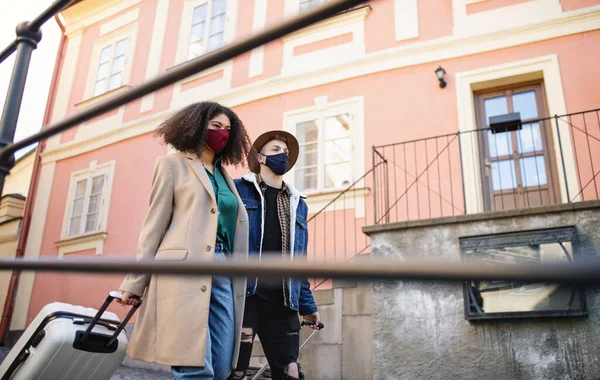 Giovani turisti coppia con bagagli a piedi per le strade del centro storico, concetto coronavirus. — Foto Stock