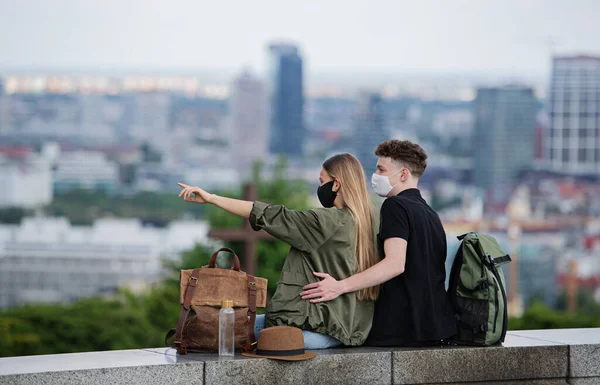 Vue arrière de jeunes couples de voyageurs avec carte en ville en vacances, concept de coronavirus. — Photo