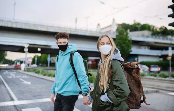 Jovens viajantes felizes casal sightseeing na cidade de férias, conceito coronavírus. — Fotografia de Stock