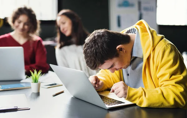 Down-syndroom man met laptop bijwonen van onderwijs klasse in het buurthuis, inclusiviteit van gehandicapten. — Stockfoto