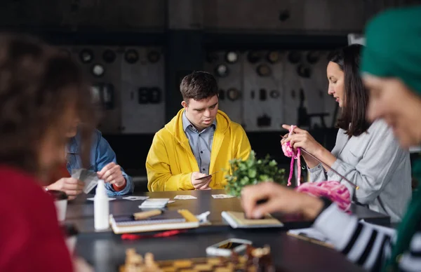 Gruppo di persone che giocano a carte e giochi da tavolo nel centro sociale, inclusività delle persone disabili. — Foto Stock