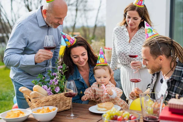 Feliz familia multigeneración al aire libre en el jardín en casa, fiesta de celebración de cumpleaños. —  Fotos de Stock