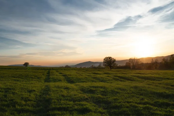 日没の美しい田園風景、スロバキアの田舎のパノラマ. — ストック写真