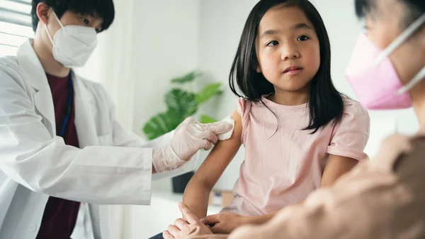 Vaccinering av små barn, coronavirus och covid-19 koncept. — Stockfoto