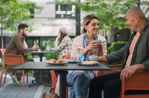 Donna con padre anziano in caffè all'aperto in città, vita dopo vaccinazione covid-19 e ritorno al concetto normale. — Foto Stock