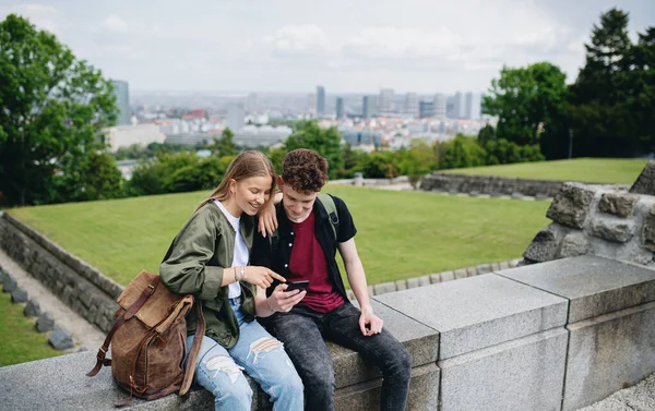 Jovens viajantes casal na cidade de férias, usando smartphone. — Fotografia de Stock