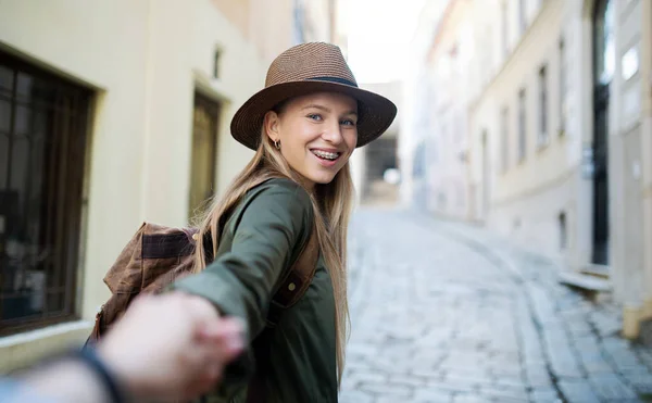 Young couple travelers in love sightseeing in city on holiday, having fun. — Stock Photo, Image