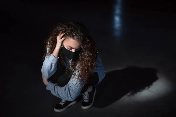 Κάτοψη πορτραίτου καταθλιπτικής νεαρής γυναίκας σε εσωτερικούς χώρους, covid-19 και έννοια ψυχικής υγείας. — Φωτογραφία Αρχείου