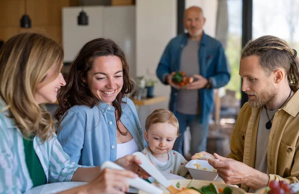 幸せな多世代の家族屋内で健康的なランチを食べる. — ストック写真