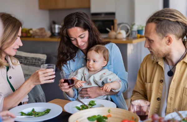 Glückliche Mehrgenerationenfamilie zu Hause isst gesundes Mittagessen. — Stockfoto