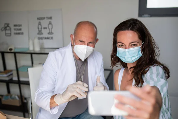 Happy young woman taking selfie with doctor, covid-9 vaccination concept. — Stock Photo, Image