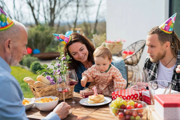 Happy multigeneration family outdoors in garden at home, birthday celebration party. — Stock Photo, Image