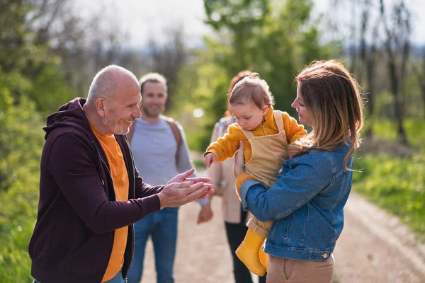 Famiglia multigenerazione con bimbo in passeggiata all'aria aperta nella natura, divertendosi. — Foto Stock