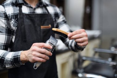 Berber dükkanında tanınmayan bir haidresör saç kesme makinesi, yakın plan..