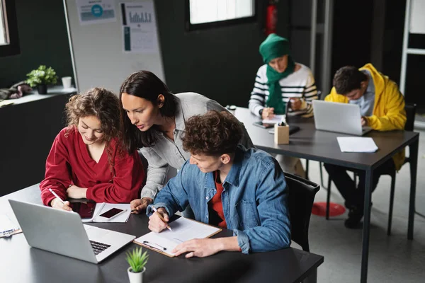 Groep mensen die onderwijs volgen in het buurthuis. — Stockfoto