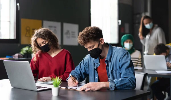 Groep mensen die lessen volgen in buurthuis, coronavirus concept. — Stockfoto