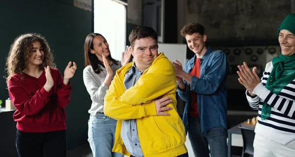 Down syndrome man with friends in community center, inclusivity and unity concept. — Stock Photo, Image