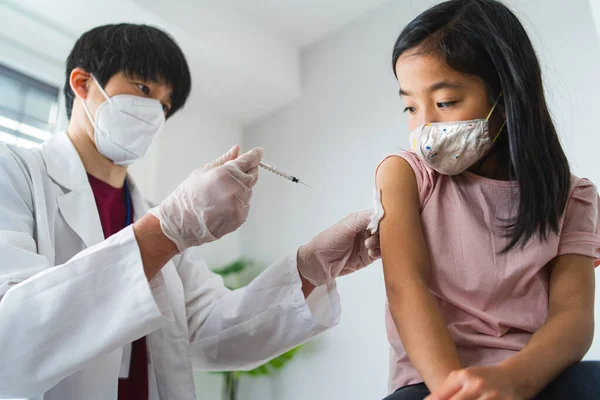 Вакцинация маленького ребенка, коронавируса и ковида-19. — стоковое фото