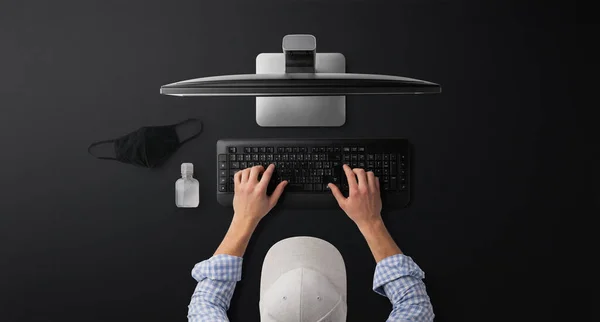 Flat lay top view desk espaço de trabalho com laptop, negócios, home office e conceito de coronavírus. — Fotografia de Stock