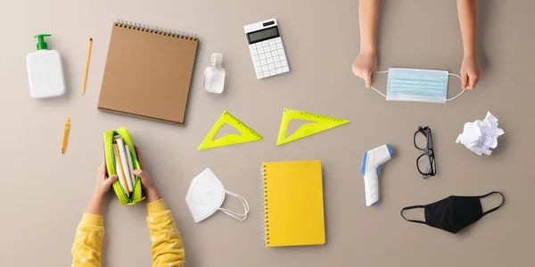 Flat lay top view of face mask and school supplies, back to school and coronavirus concept. — Stock Photo, Image