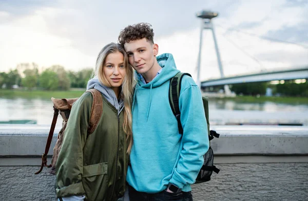 Šťastný mladý pár cestovatelé ve městě na dovolenou, při pohledu na kameru. — Stock fotografie